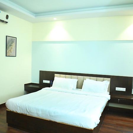 Country Inn & Suites By Turtle Bombaim Exterior foto