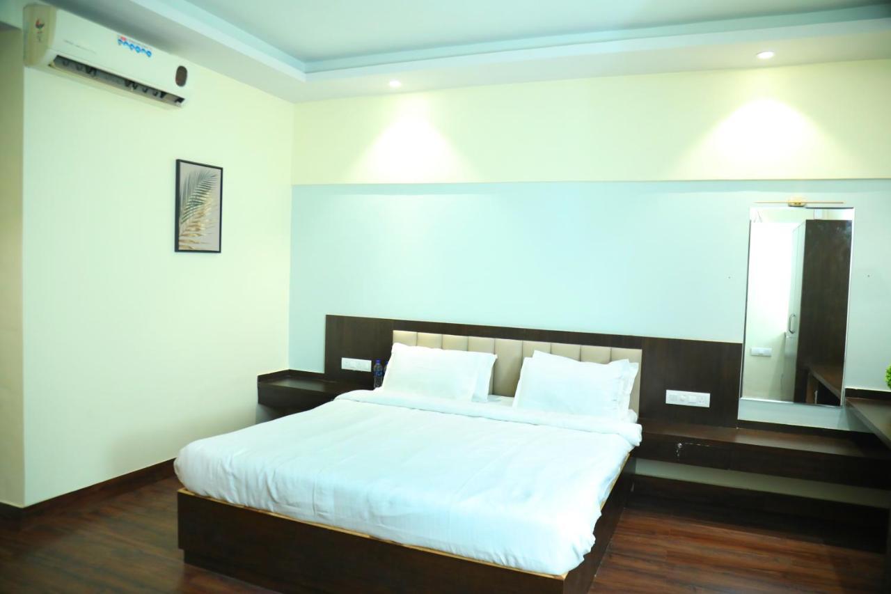 Country Inn & Suites By Turtle Bombaim Exterior foto