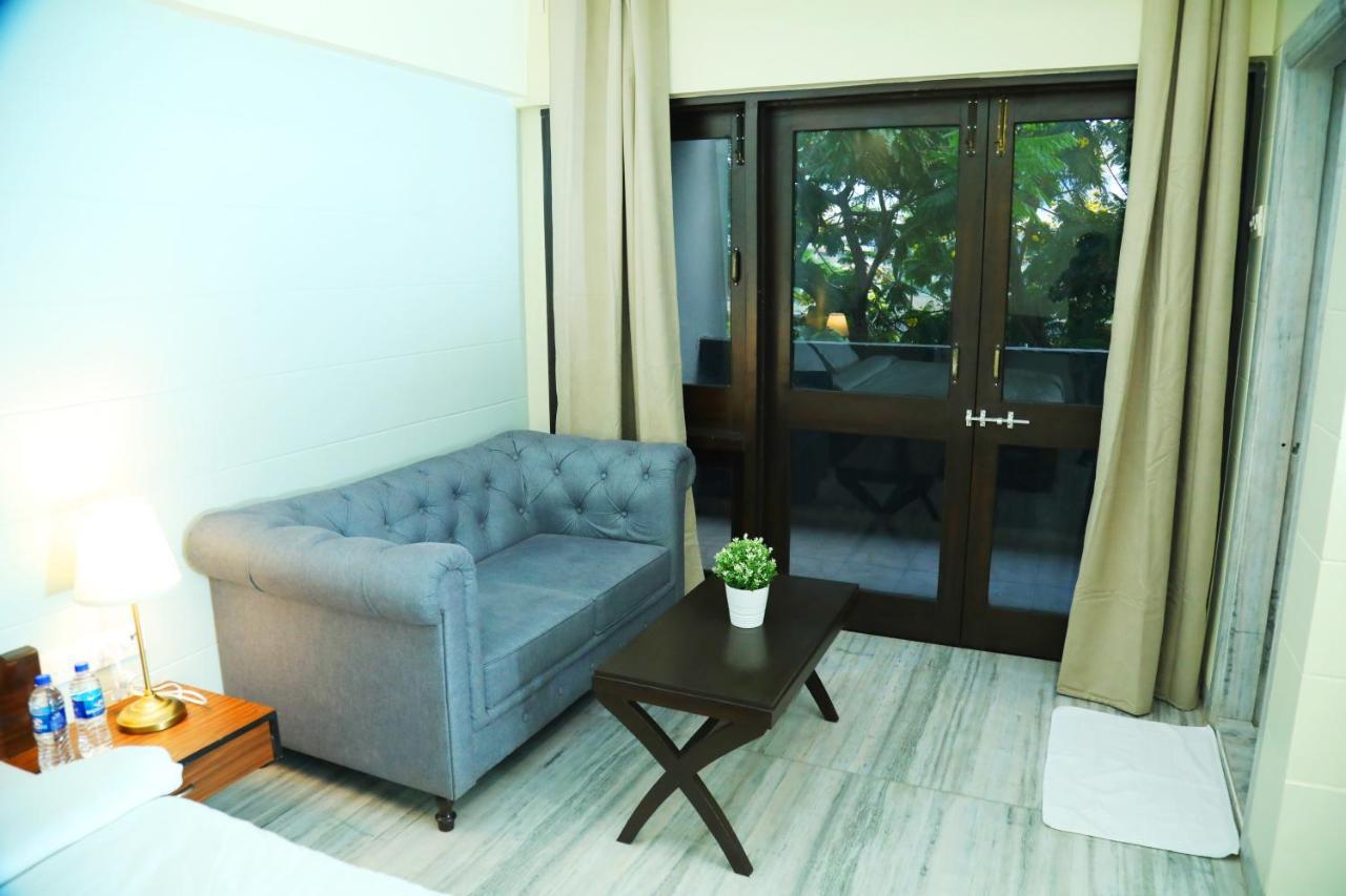 Country Inn & Suites By Turtle Bombaim Exterior foto