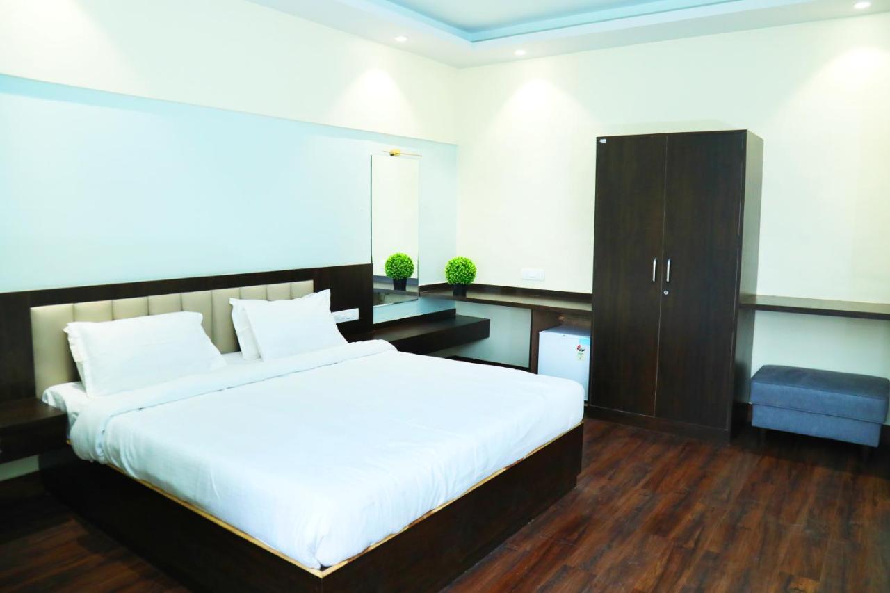 Country Inn & Suites By Turtle Bombaim Exterior foto